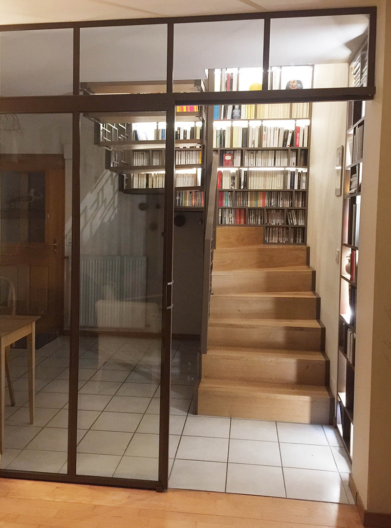 Une maison  à lire / Entrée & escalier-bibliothèque Saint-Lunaire [6]