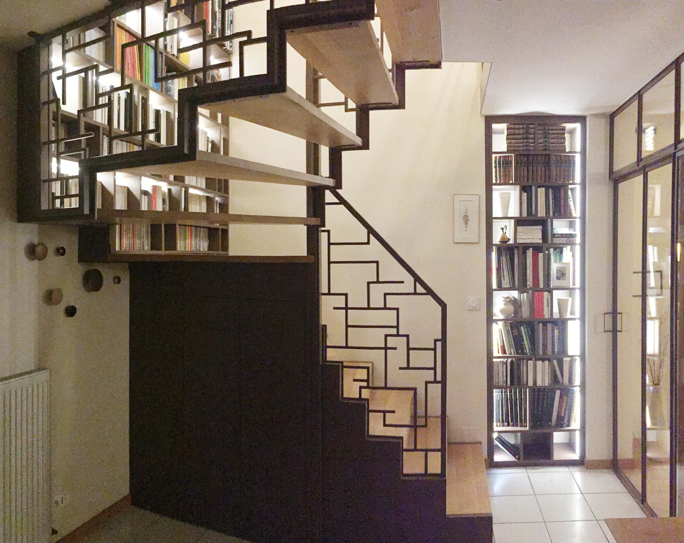 Une maison  à lire Entrée & escalier-bibliothèque Saint-Lunaire